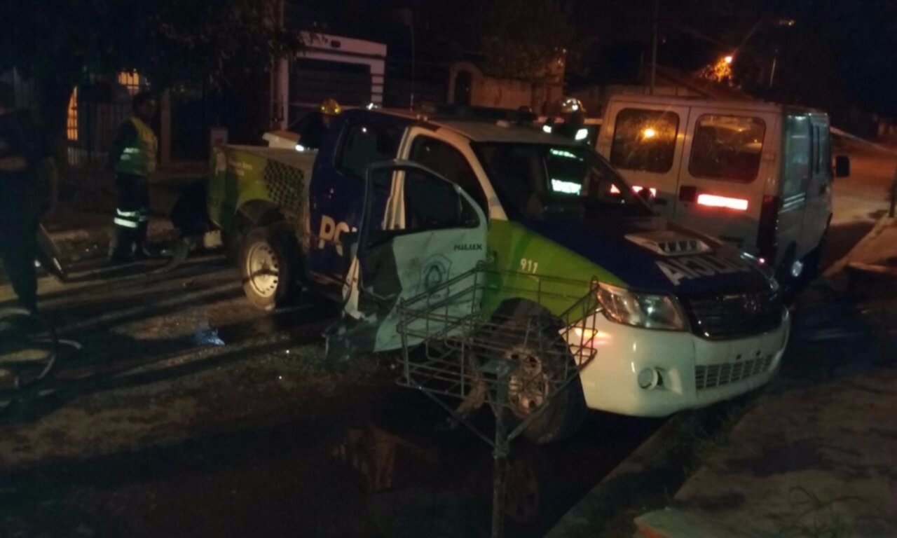 Un patrullero embistió a dos vehículos estacionados en medio de una persecusión