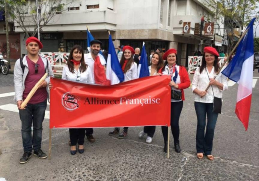 Desfile de la Alianza Francesa en Berisso