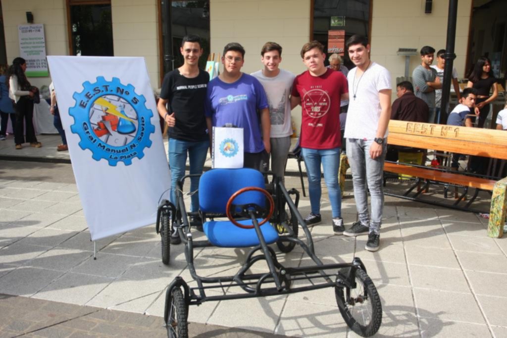 Expo de creaciones en la plaza Malvinas