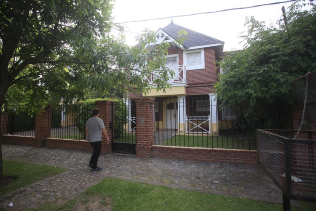 Está de viaje y una banda de polichorros entró en su casa