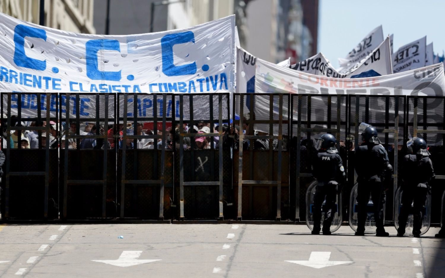 Organizaciones sociales protestaron por haber quedado afuera de la convocatoria en el CCK