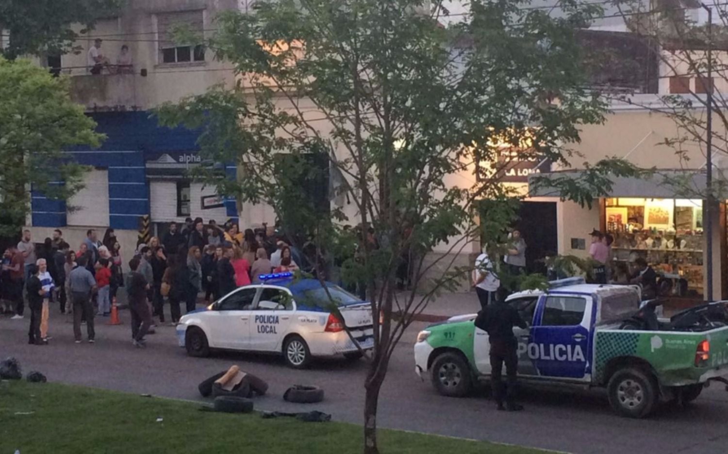 Una multitud de vecinos de La Loma pidieron seguridad frente a la comisaría