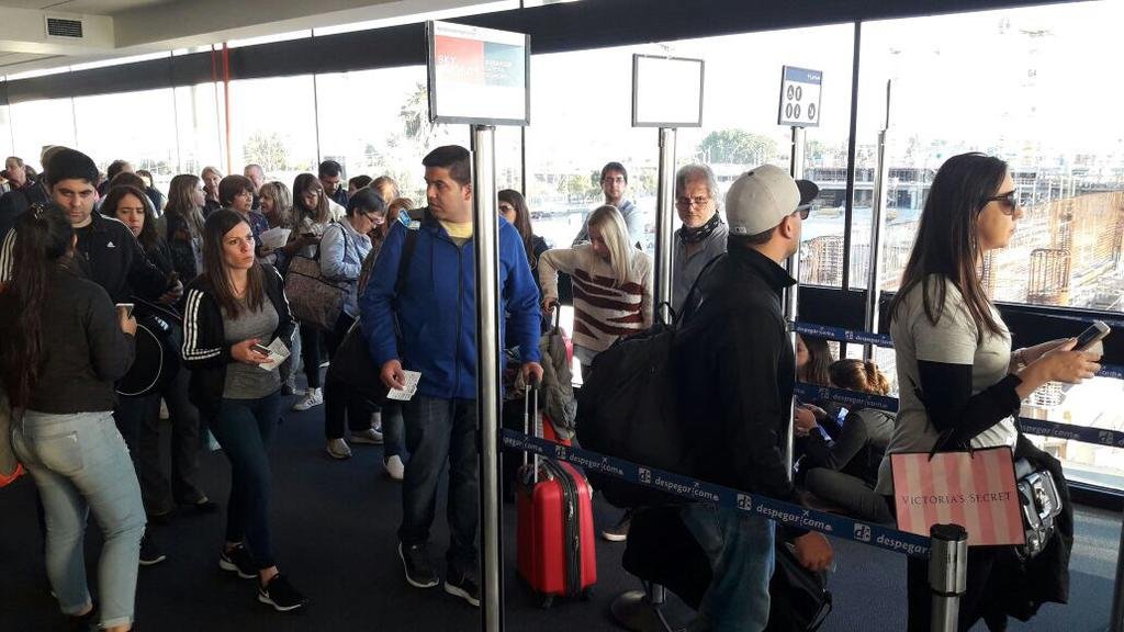 Más de 40.000 pasajeros varados por el paro que comenzó anoche