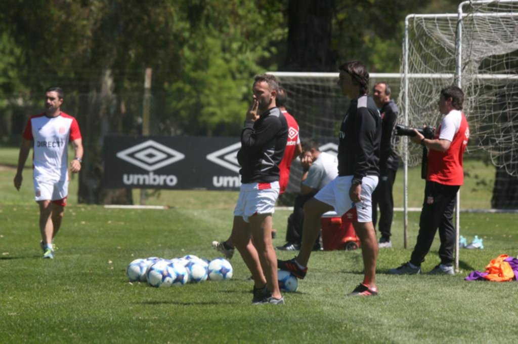 Volvió a entrenar y asoman variantes