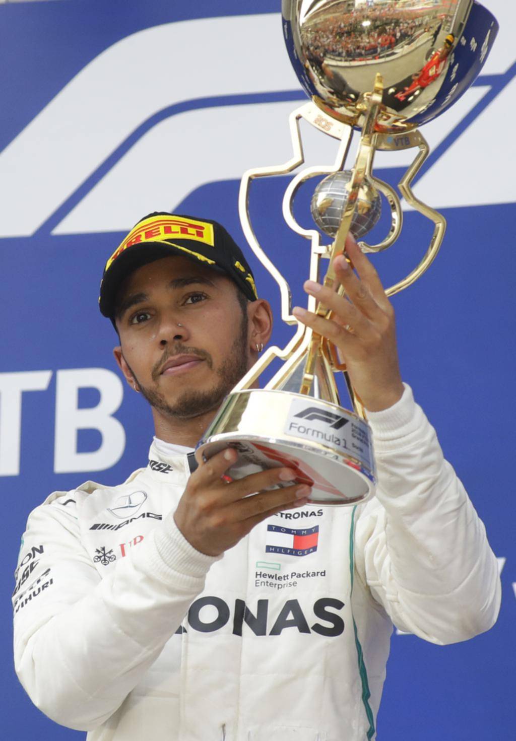 Mercedes le “regaló” el triunfo a Hamilton