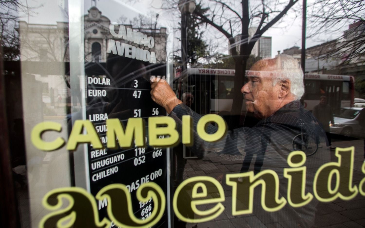 Fuerte caída del dólar en el Banco Nación en el debut del nuevo sistema de flotación