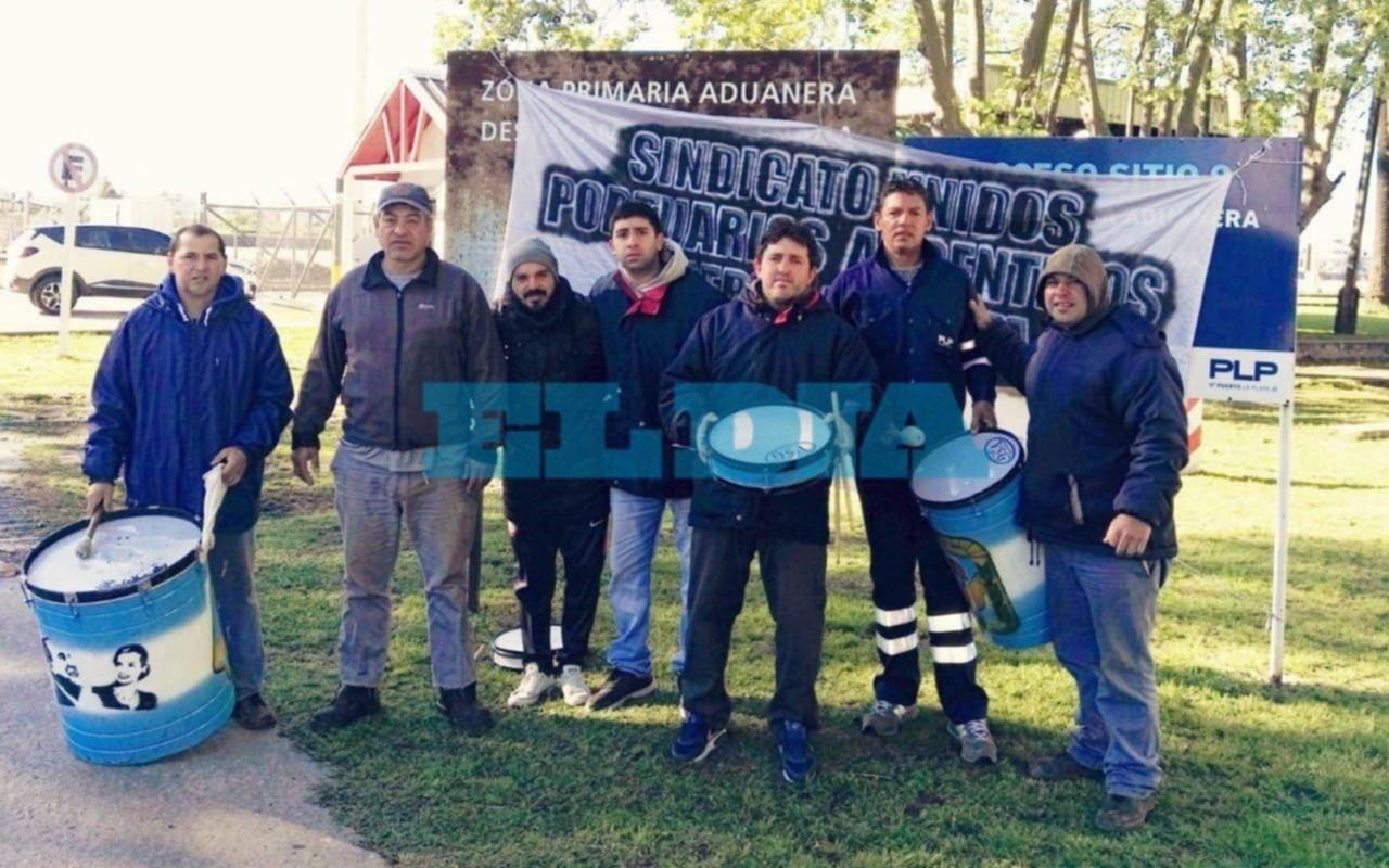 Trabajadores del Puerto denuncian que arrojan coque al Río de la Plata