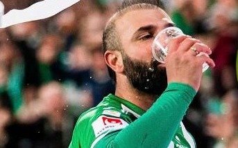 Insólito: Metió un golazo y lo festejó con una "birra"