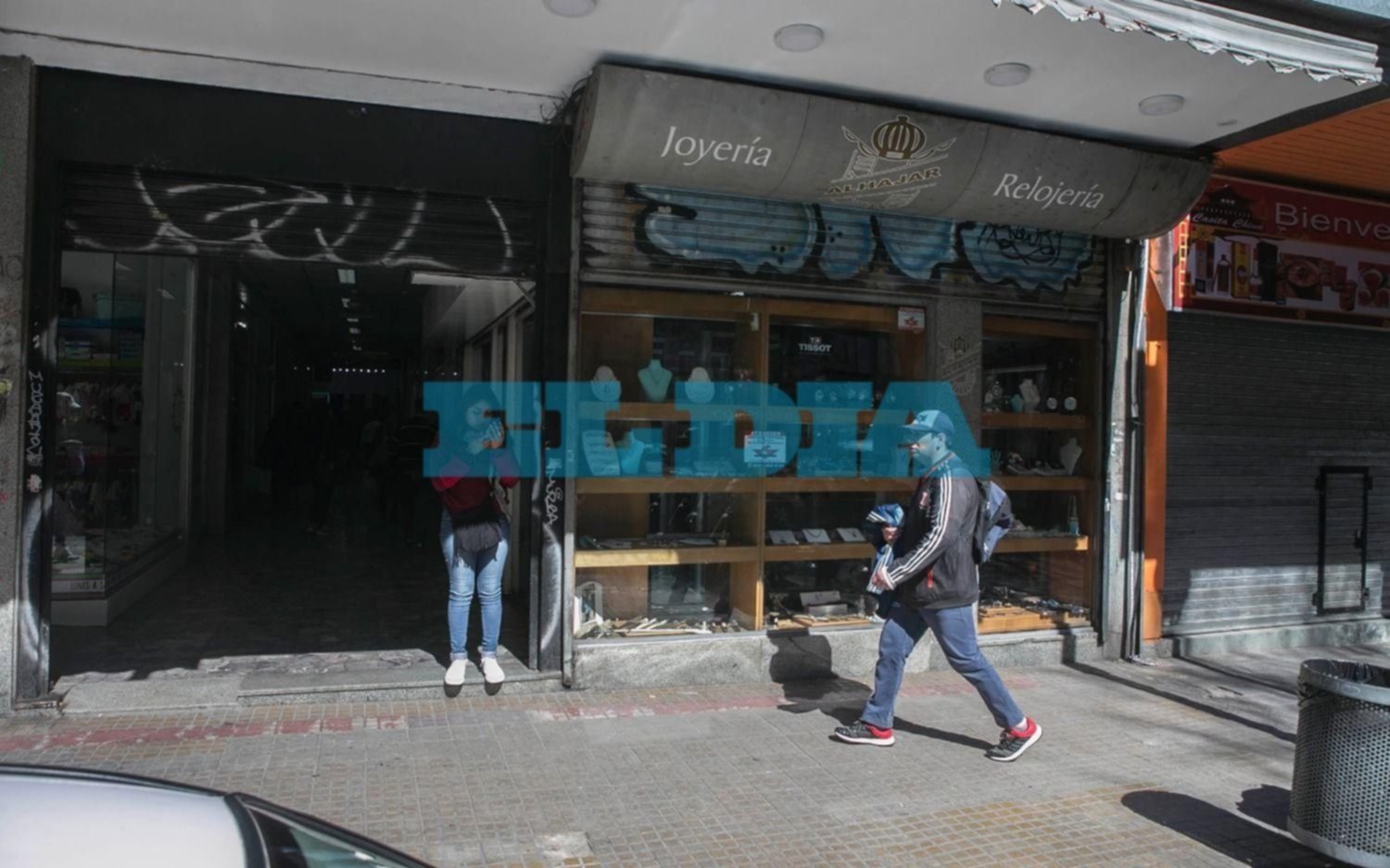 Un chico de 15 años, acusado de robar una joyería en 7 y 50, fue hallado en un baño