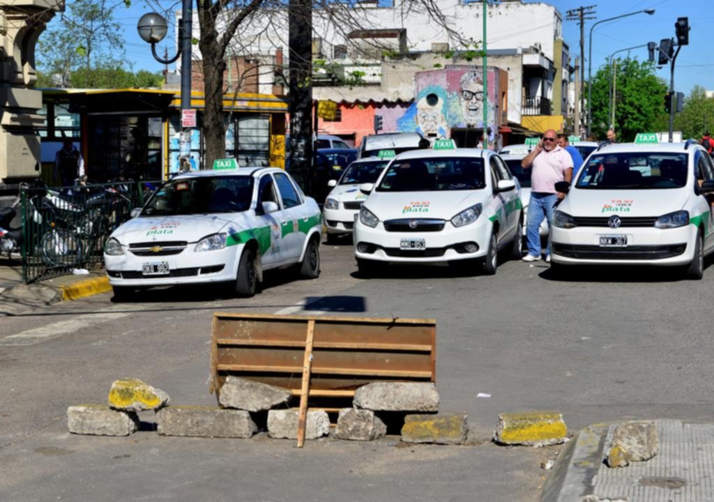 Taxistas improvisan un “piquete” crónico frente a la Estación y bloquean la avenida 1