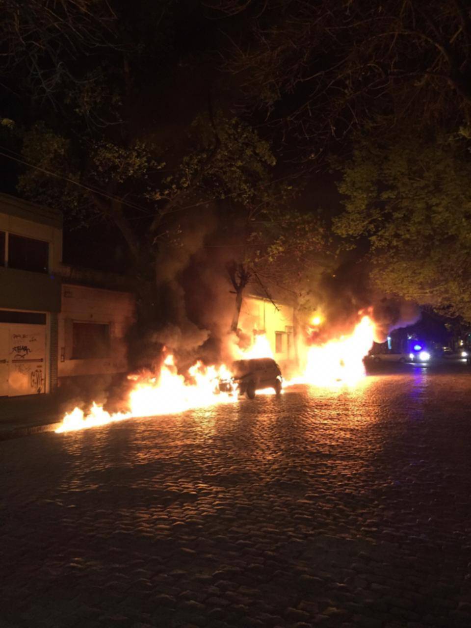 Un auto y una camioneta incendiados de madrugada en 10 entre 64 y 65