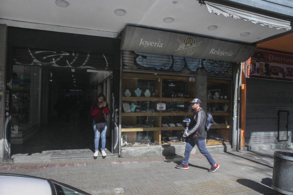 Robó en una joyería del Centro y se escondió, pero lo atraparon