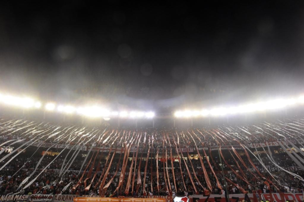 Los hinchas de River colmaron el Monumental y, los del Rojo, armaron un gran banderazo