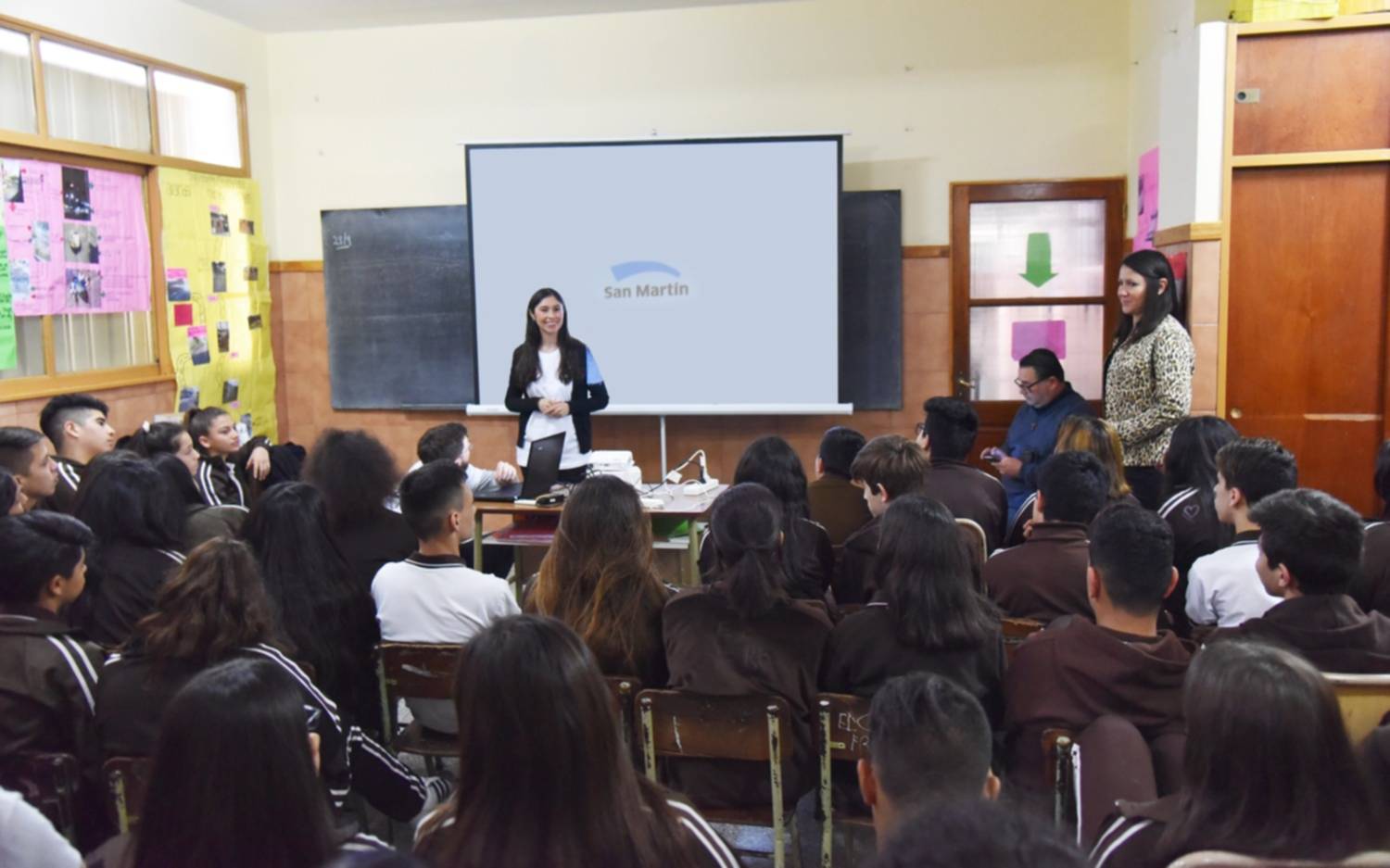 Recorren escuelas de San martín explicando a los alumnos la importancia de los tributos