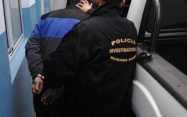 Berisso: Una mujer presa acusada de dañar el frente de ABSA con un graffiti 