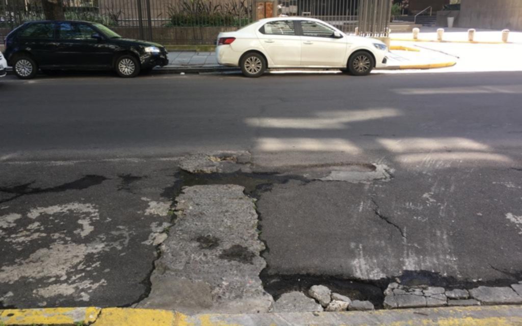 Un pozo gigante, trampa para los automovilistas
