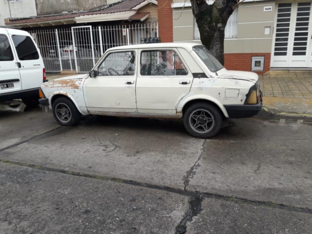 Polémica en La Loma por autos en las calles