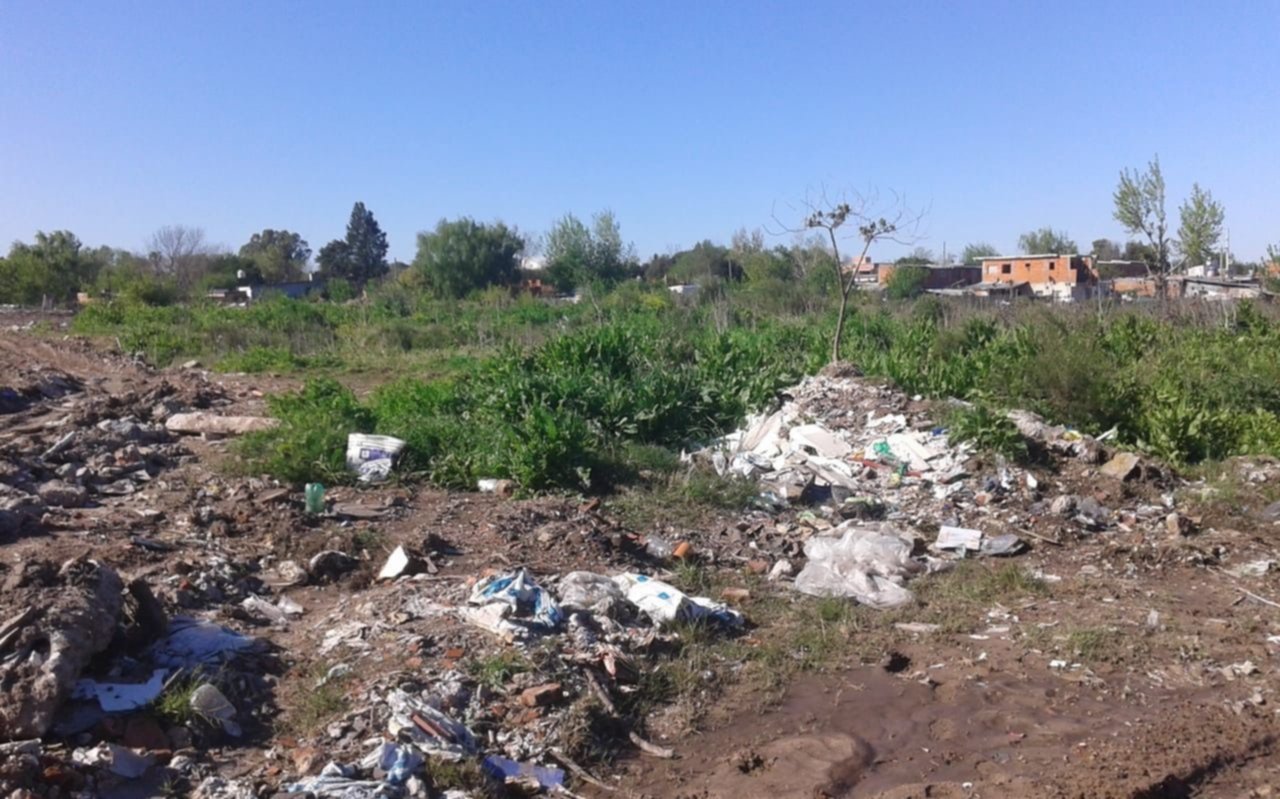 Los Hornos: denuncian a una empresa por generar un basural y bloquear el arroyo