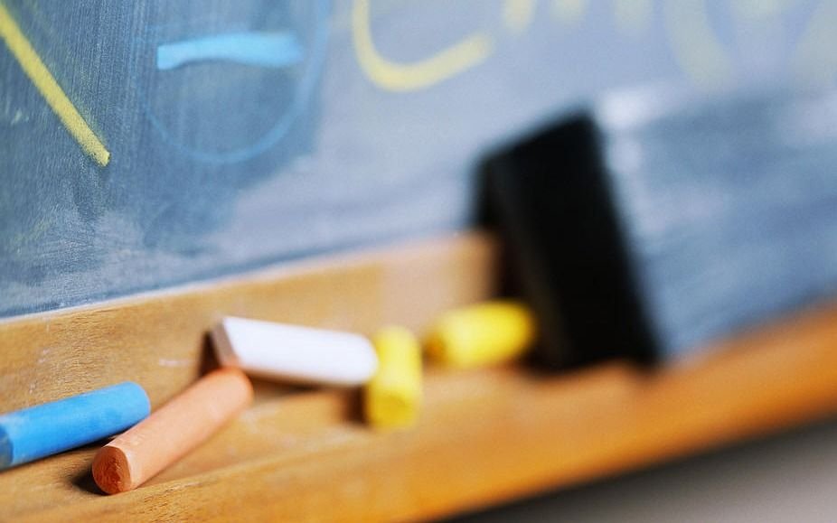 Un docente denunció que fue despedido por usar lenguaje inclusivo en una escuela católica