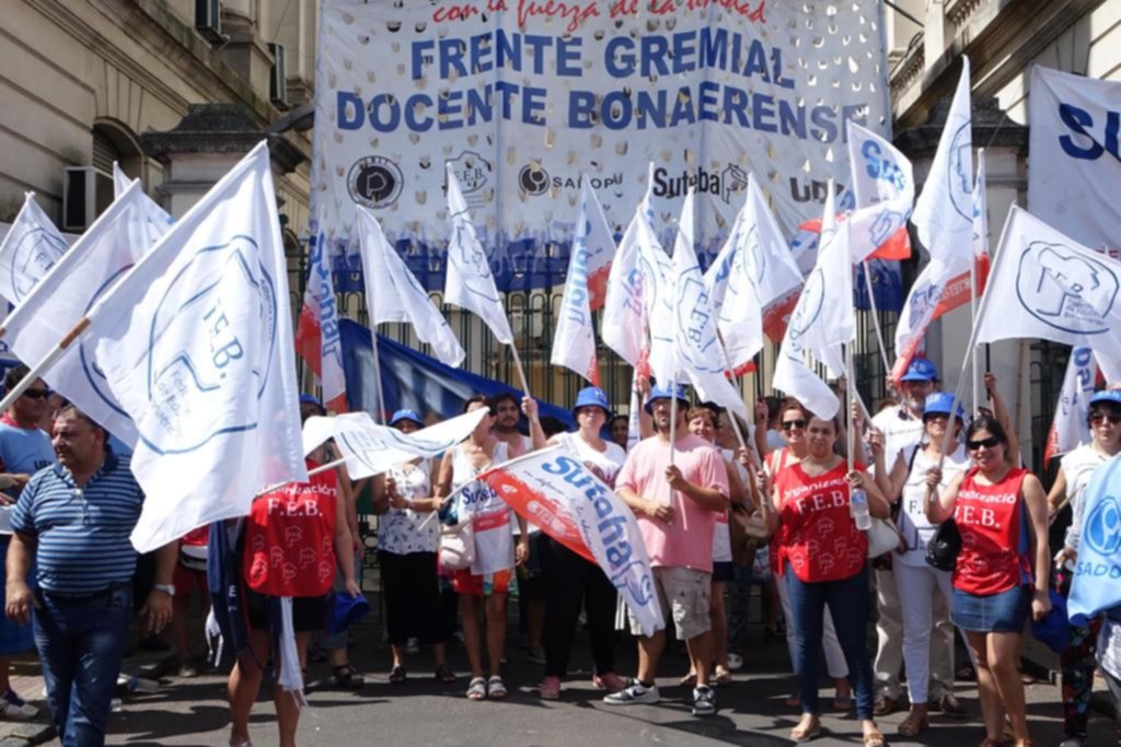 El Gobierno decretó un aumento del 19% y se vienen más huelgas docentes