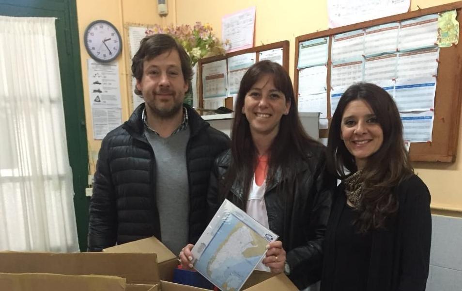 Entrega de útiles para una escuela