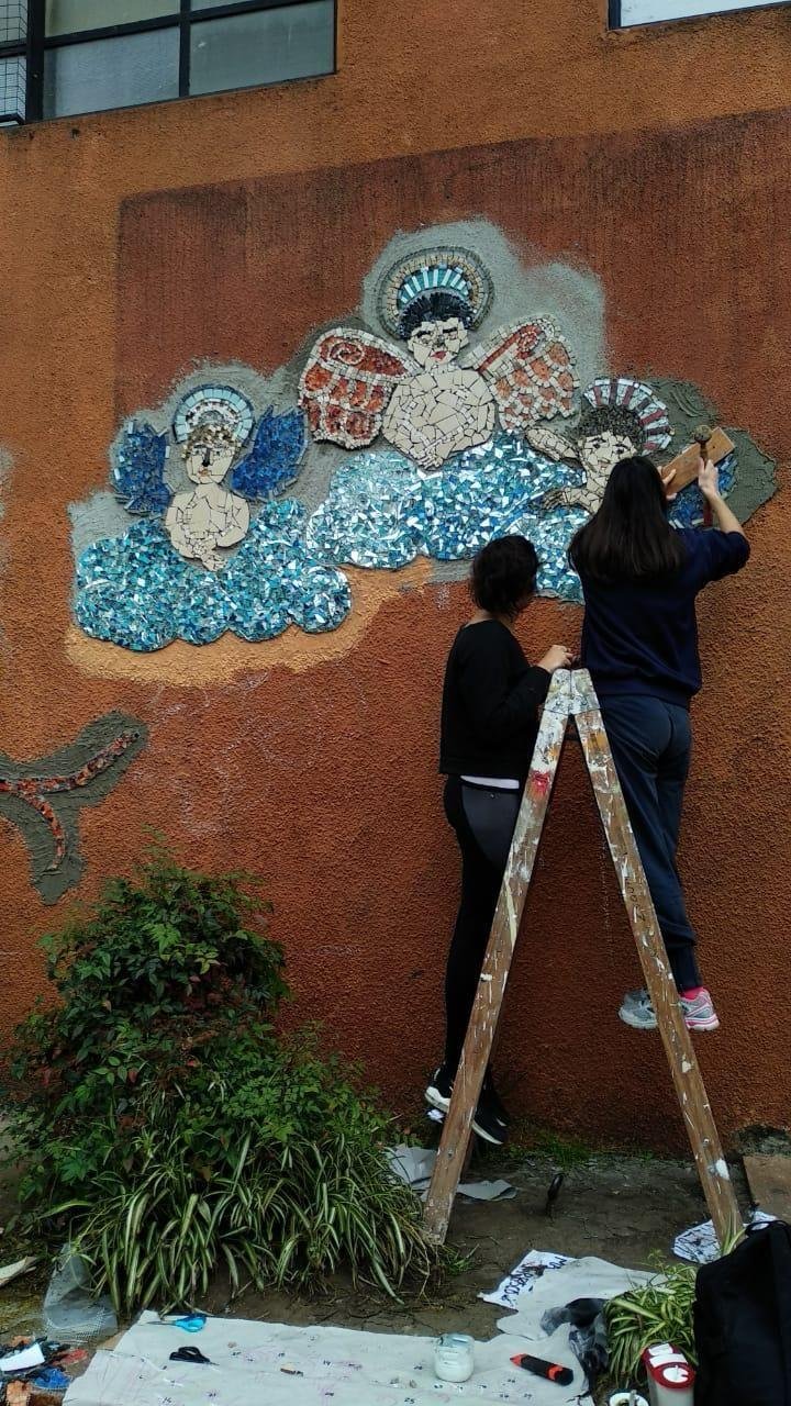 Dejaron su huella en el frente del edificio del colegio Esquiú