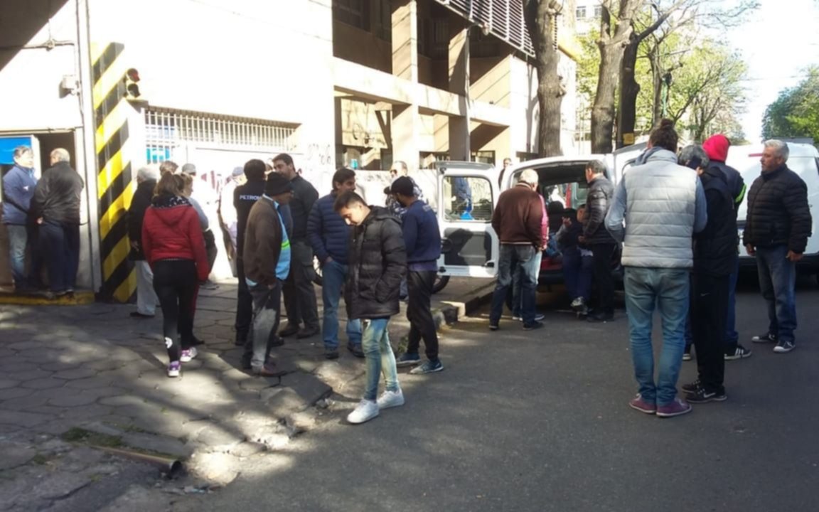 Un paro pone en jaque la entrega desde vacunas hasta las compras por Internet