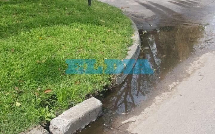 Un pozo y una pérdida que son un peligro en pleno centro de City Bell