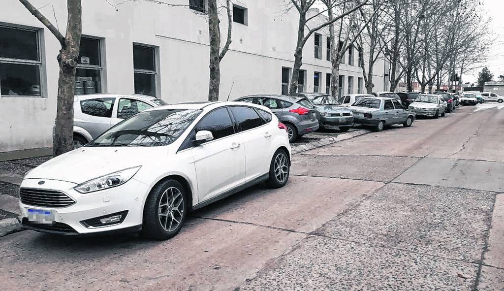 Veredas, ochavas y hasta plazas: el mal estacionamiento se impone por goleada