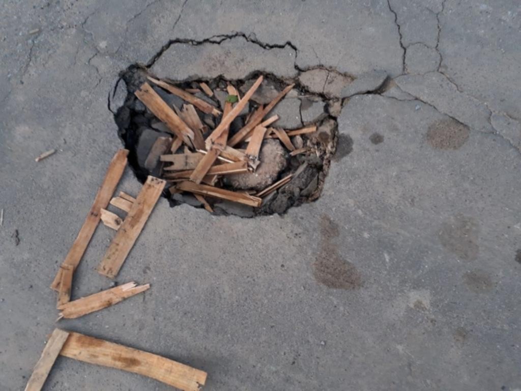 Peligro por un bache en la puerta de una escuela
