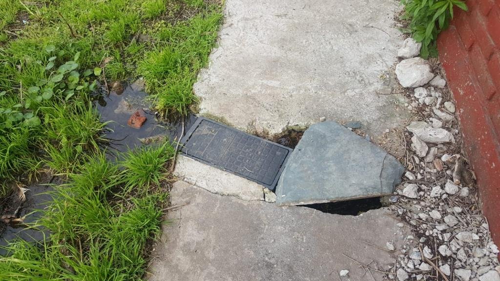 Una pérdida y un pozo preocupan en City Bell