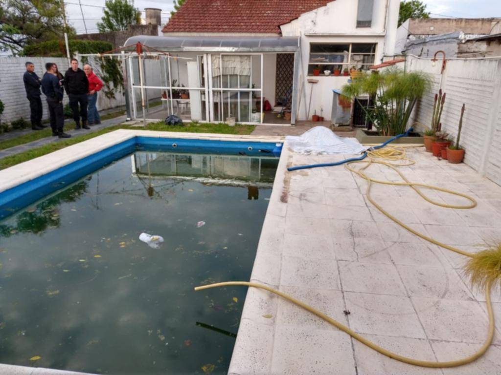 Investigan la muerte de una mujer que apareció ahogada en una pileta de Los Hornos