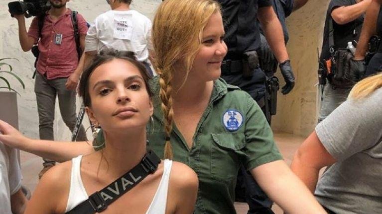 Emily Ratajkowski arrestada en protesta feminista