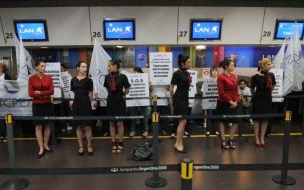 Denuncian que en los vuelos que unen a las provincias “no hay trabajo argentino”