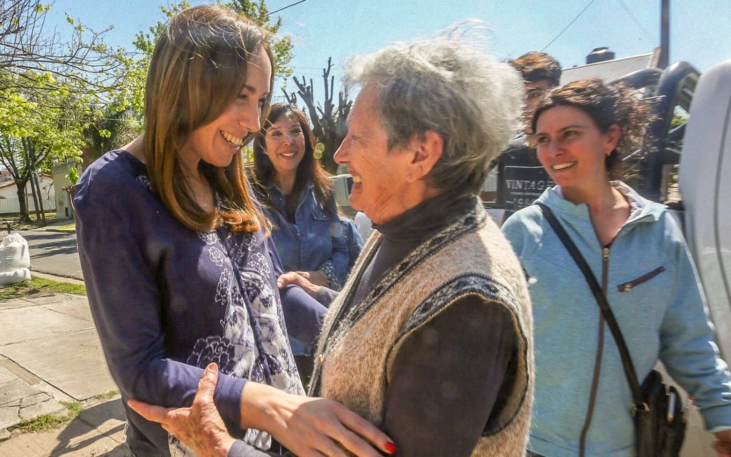Vidal y dirigentes de Cambiemos realizaron un timbreo en territorio bonaerense