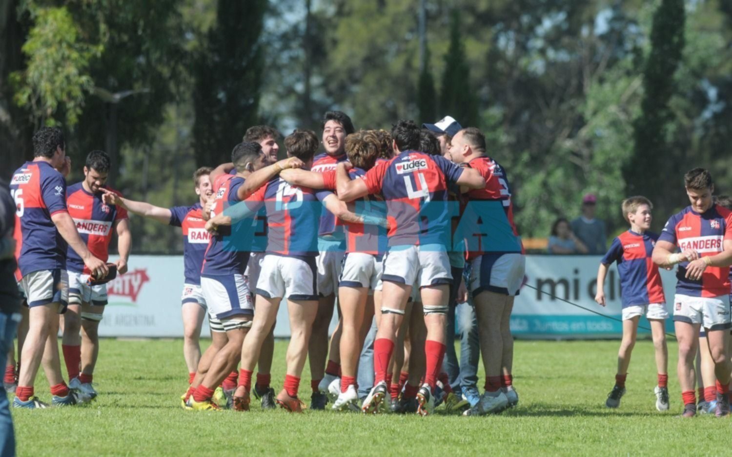 San Luis defendió la punta con uñas y dientes: en un partidazo venció sobre el final a Belgrano