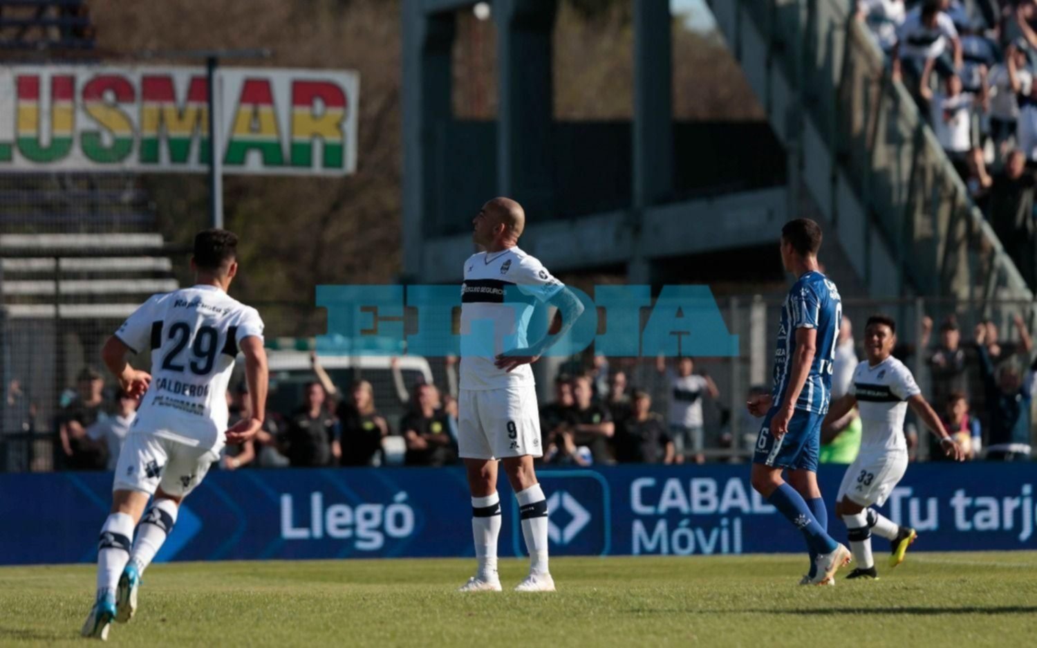 En partido con final vibrante, el Lobo venció al Tomba con un golazo de Silva