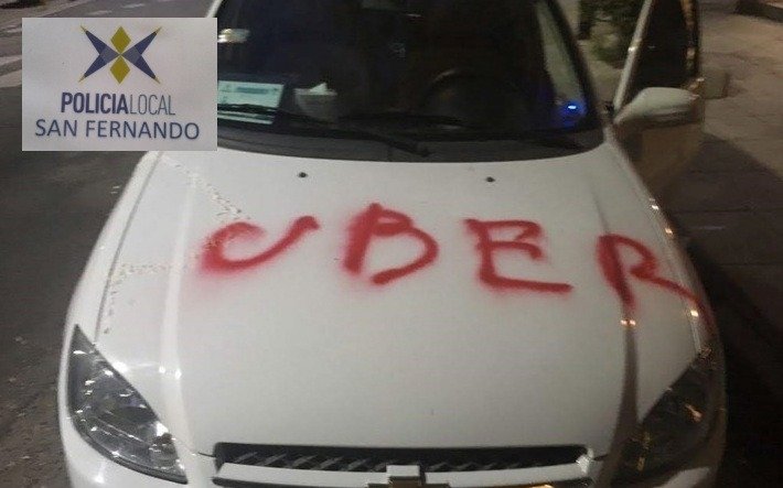 Una pareja detenida por pintar un auto con aerosol con la insignia UBER