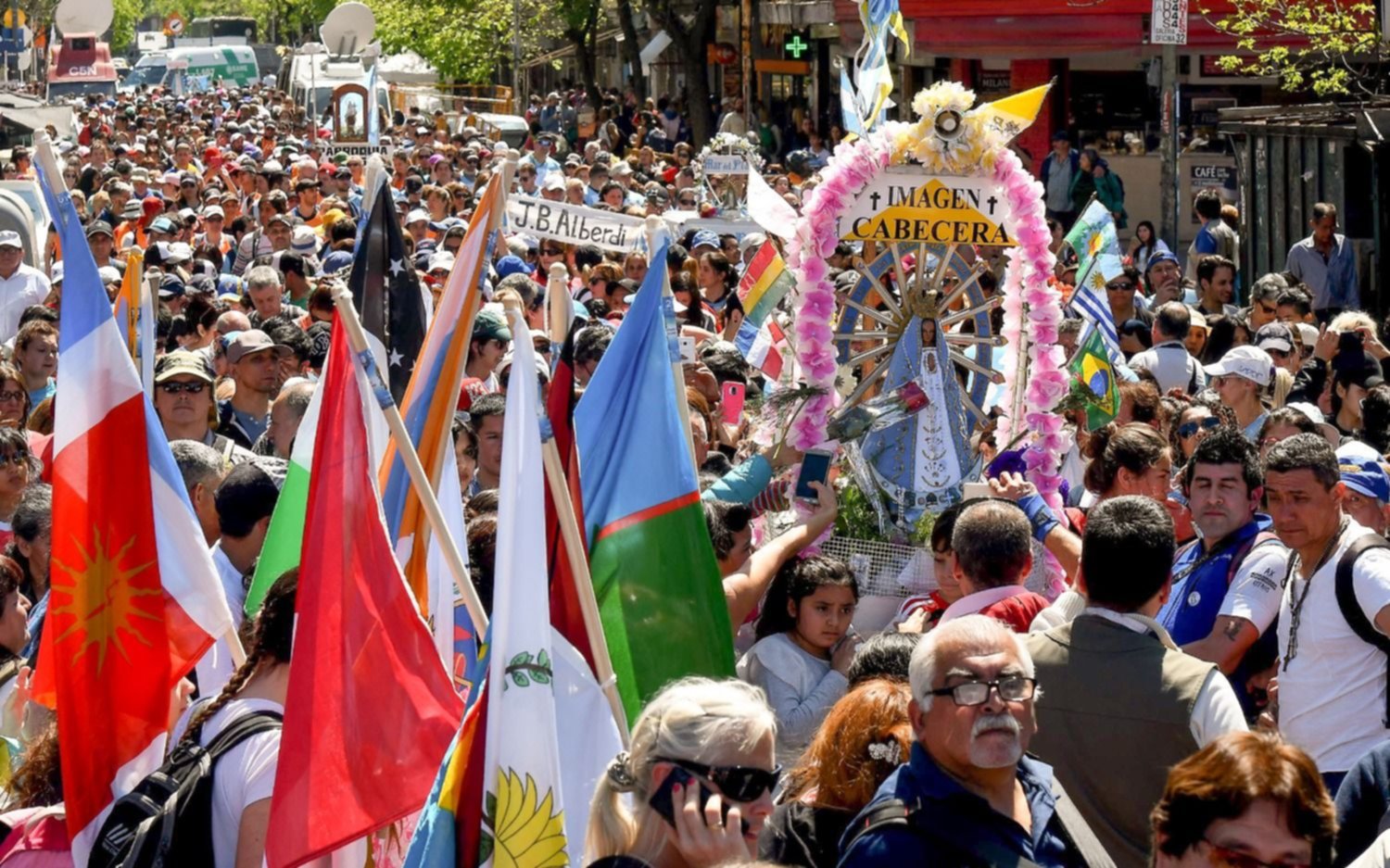 Peregrinos de todo el país marcharon a Luján en la 44 Peregrinación Juvenil 