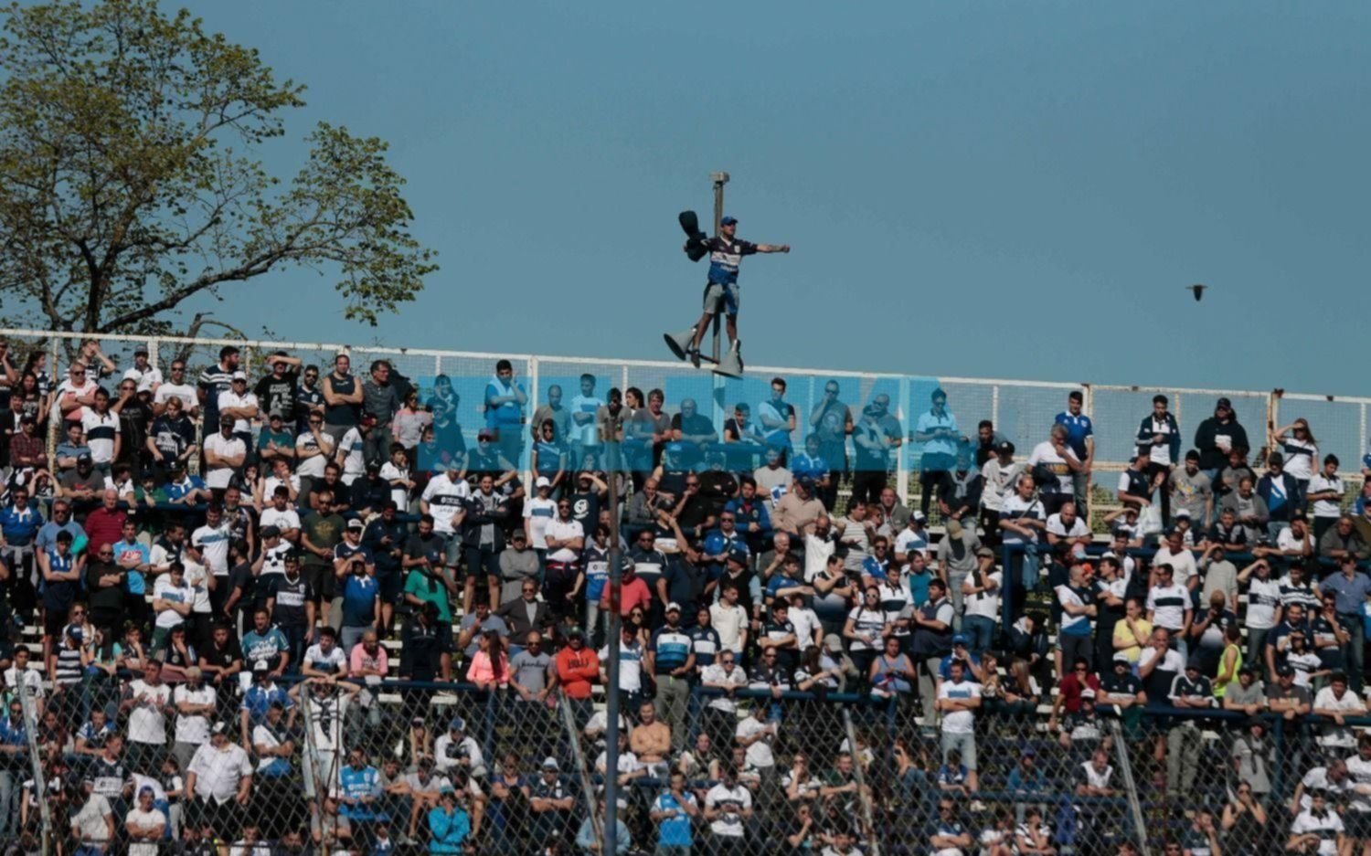 GALERÍA HD: Los hinchas del Lobo dijeron presente en el duelo con el Tomba