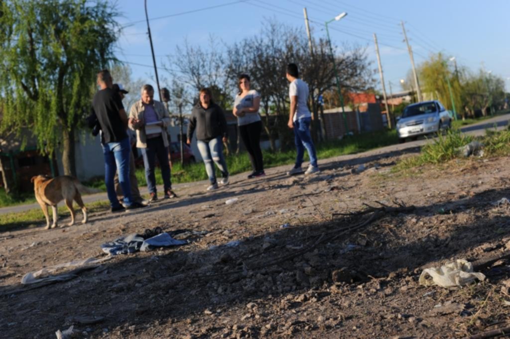 Un joven paseaba a su perro, sufrió una descarga eléctrica en la calle y lucha por su vida