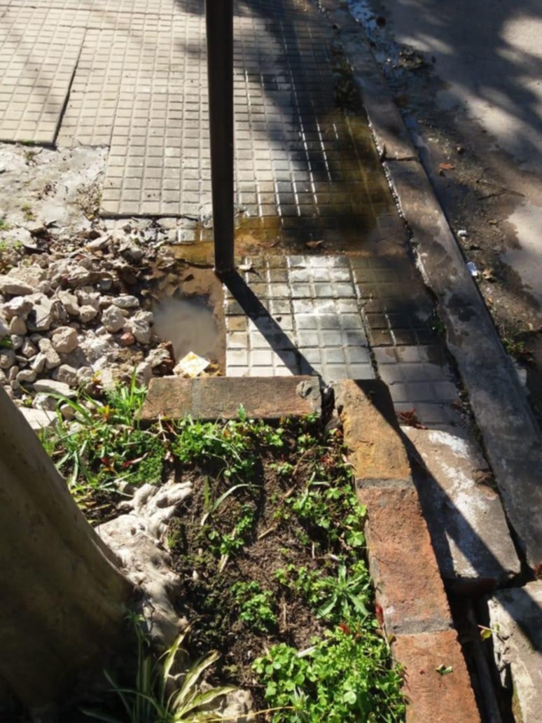 Fueron a arreglar un caño averiado y lo rompieron más