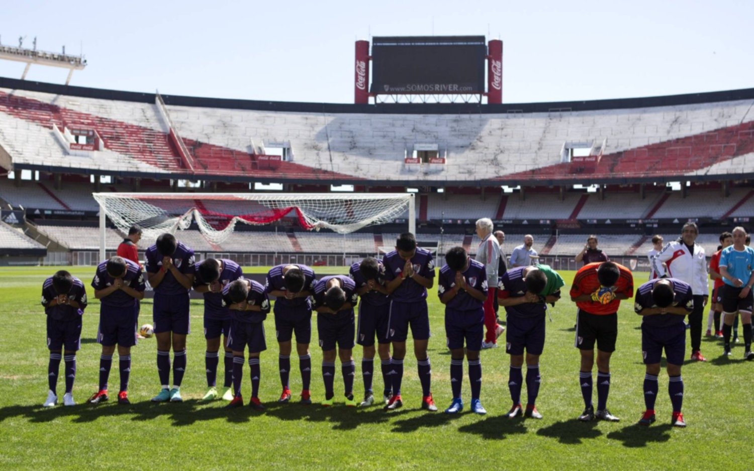Los niños tailandeses rescatados de una cueva jugaron hoy en el Monumental