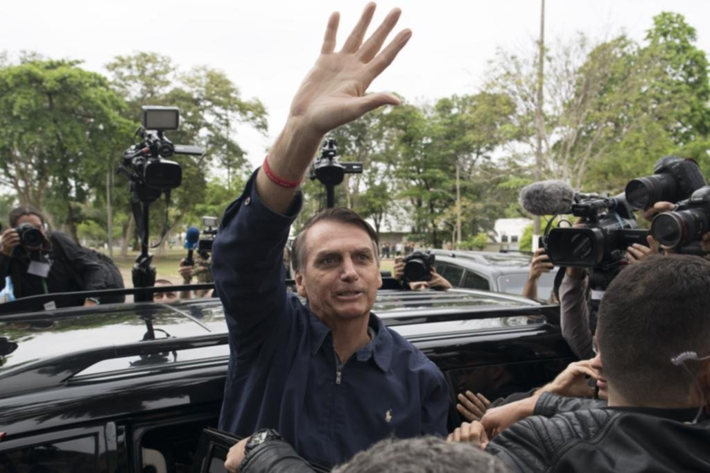 El ultraderechista Bolsonaro se impuso en Brasil, pero deberá ir al ballotage
