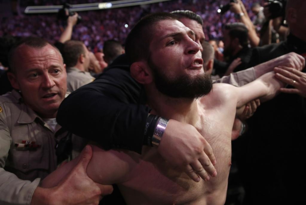 Nurmagomedov aplastó a McGregor en una pelea que tuvo un final bochornoso