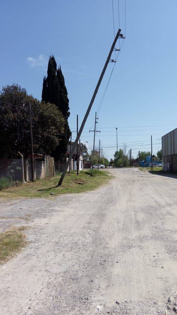 Un poste de la red eléctrica causa preocupación en 152, 44 y  45