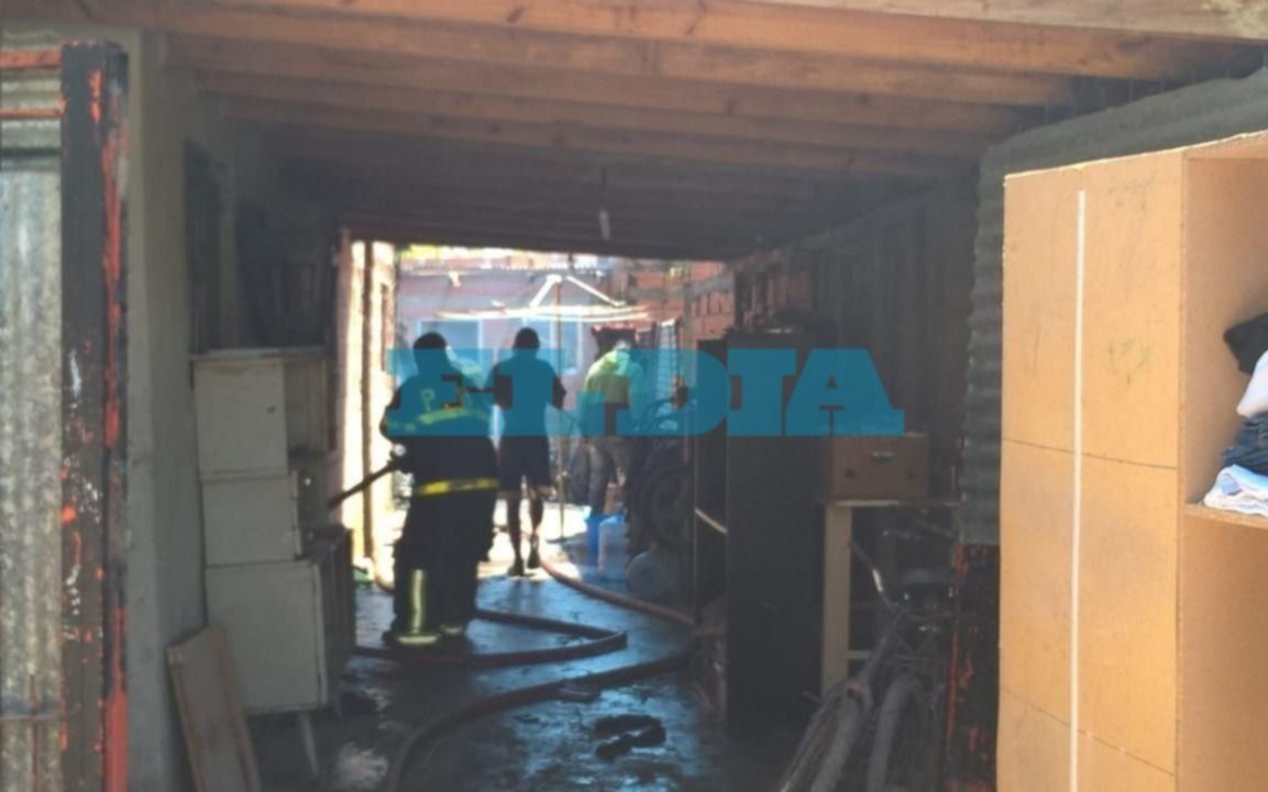 Alarma por el voraz incendio de una casa en Barrio Malvinas