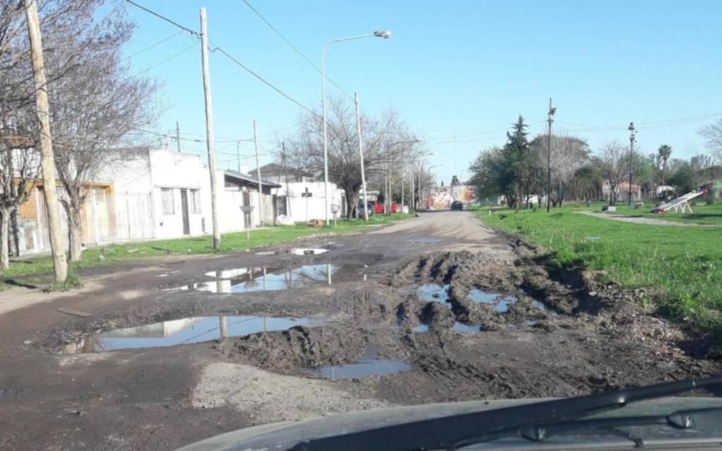 El barro y los pozos le ganan terreno al asfalto en 30, 77 y 78