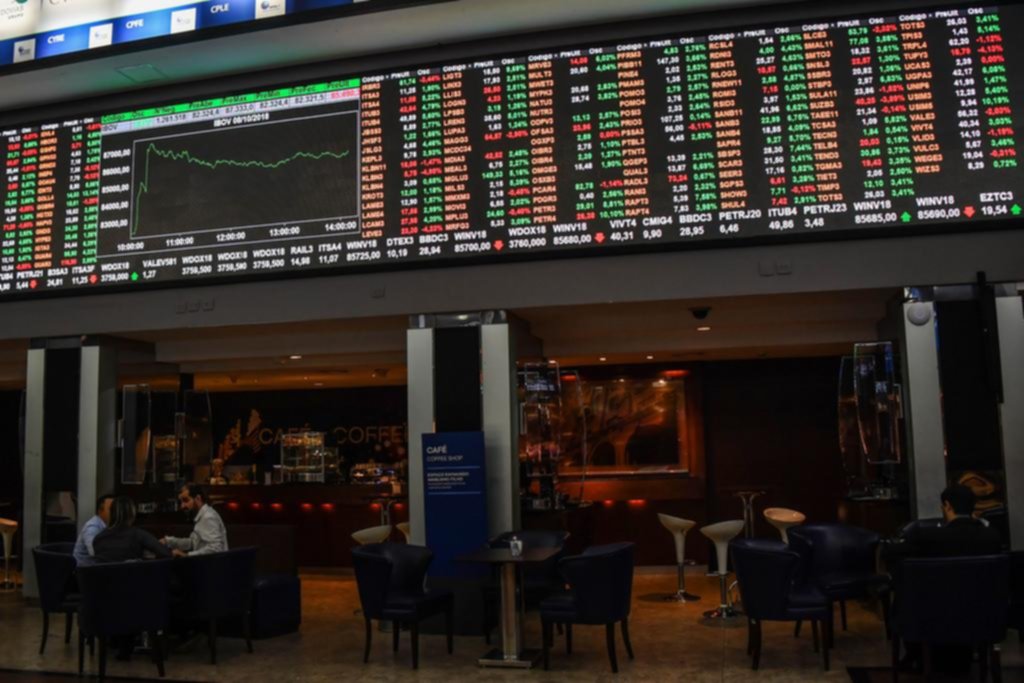 El triunfo de Bolsonaro se hizo sentir en el mercado local: bajó el dólar y subió la Bolsa