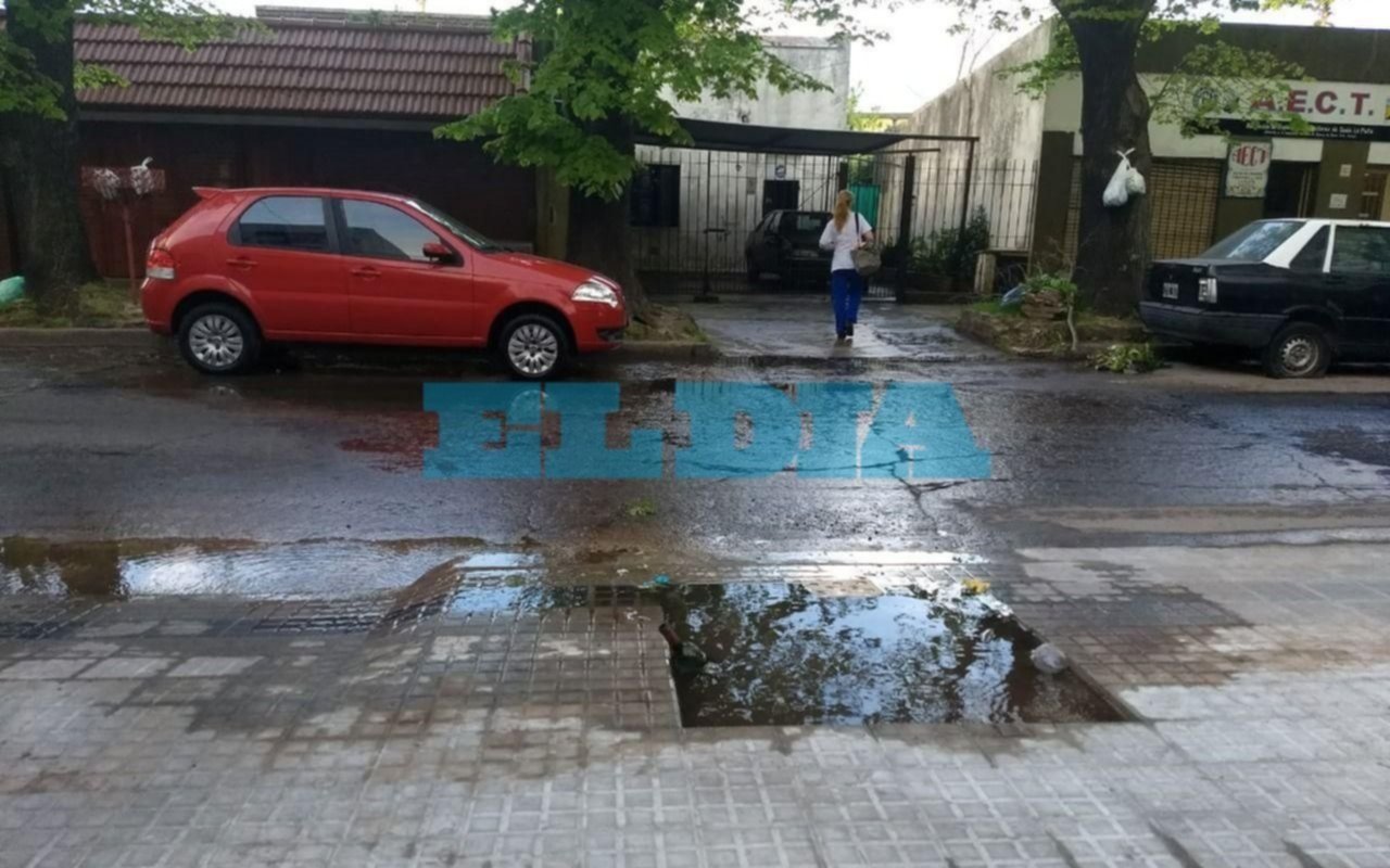 Quejas en Barrio Hipódromo por una pérdida de agua que provoca baja presión